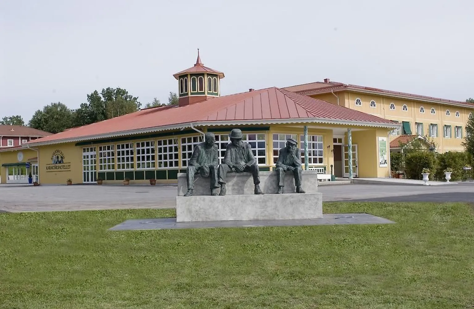 Statyer utanför Karaktärshotellet